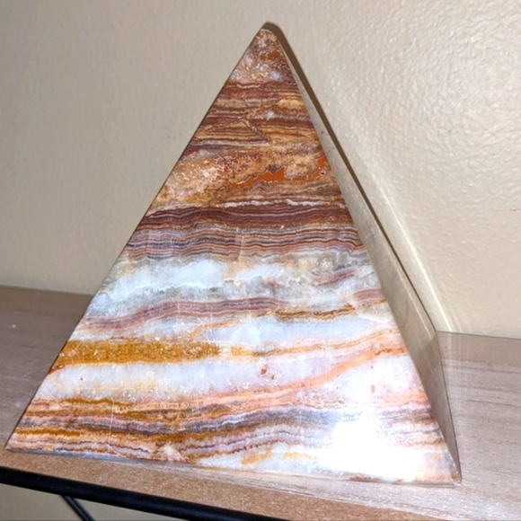 Banded Onyx Pyramid From Iran 5.75" Tall & Over 2 lbs​ - Picture 5 of 15